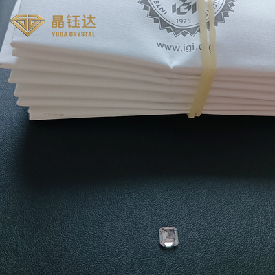 Fabricado em laboratório, de diamante polido, com corte VVS HPHT com certificação IGI.